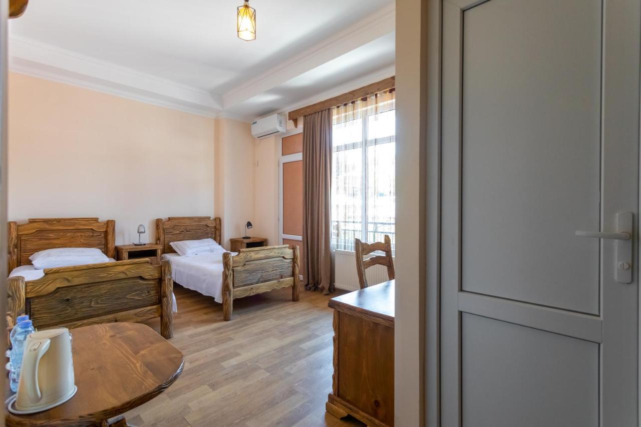 Hotel Phasis Кутаиси Екстериор снимка