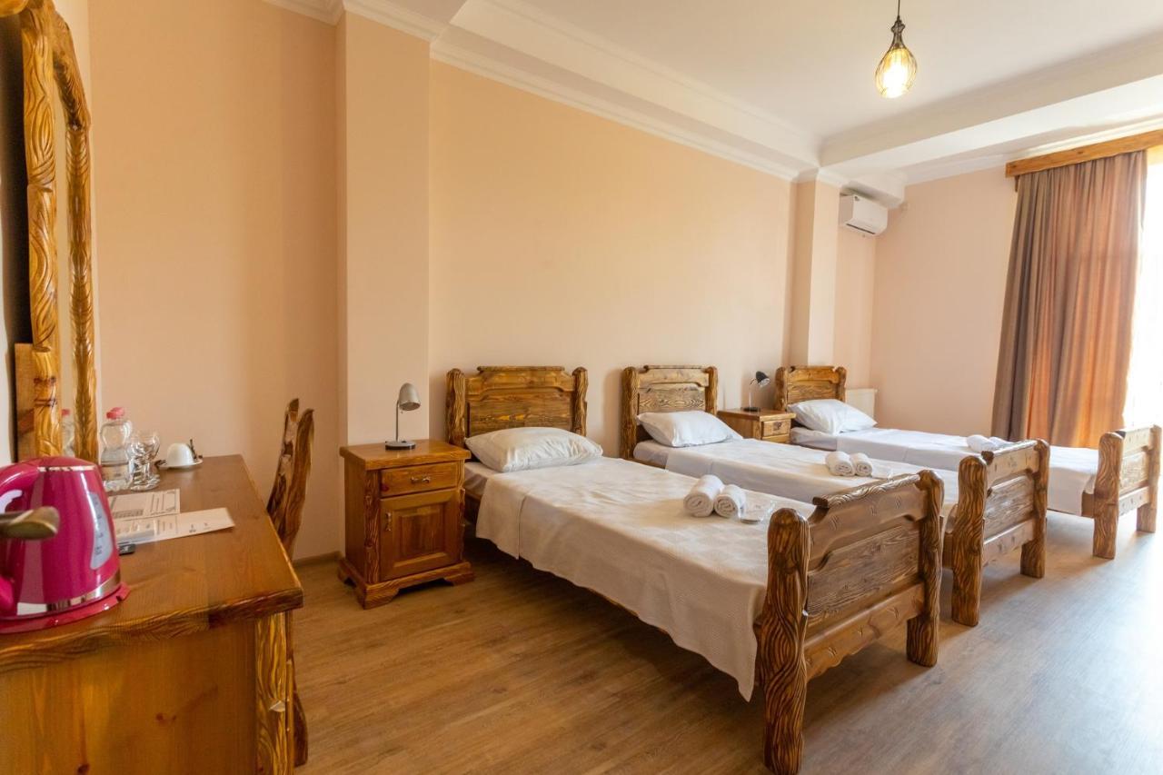 Hotel Phasis Кутаиси Екстериор снимка