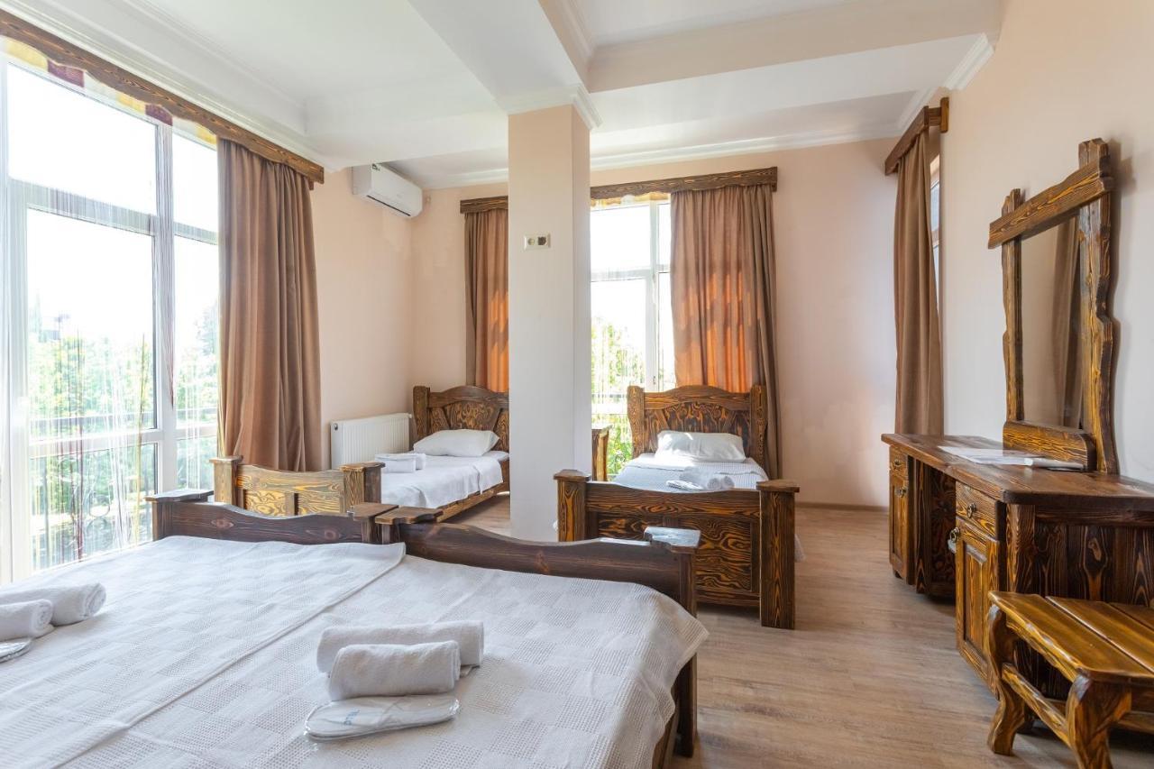 Hotel Phasis Кутаиси Екстериор снимка