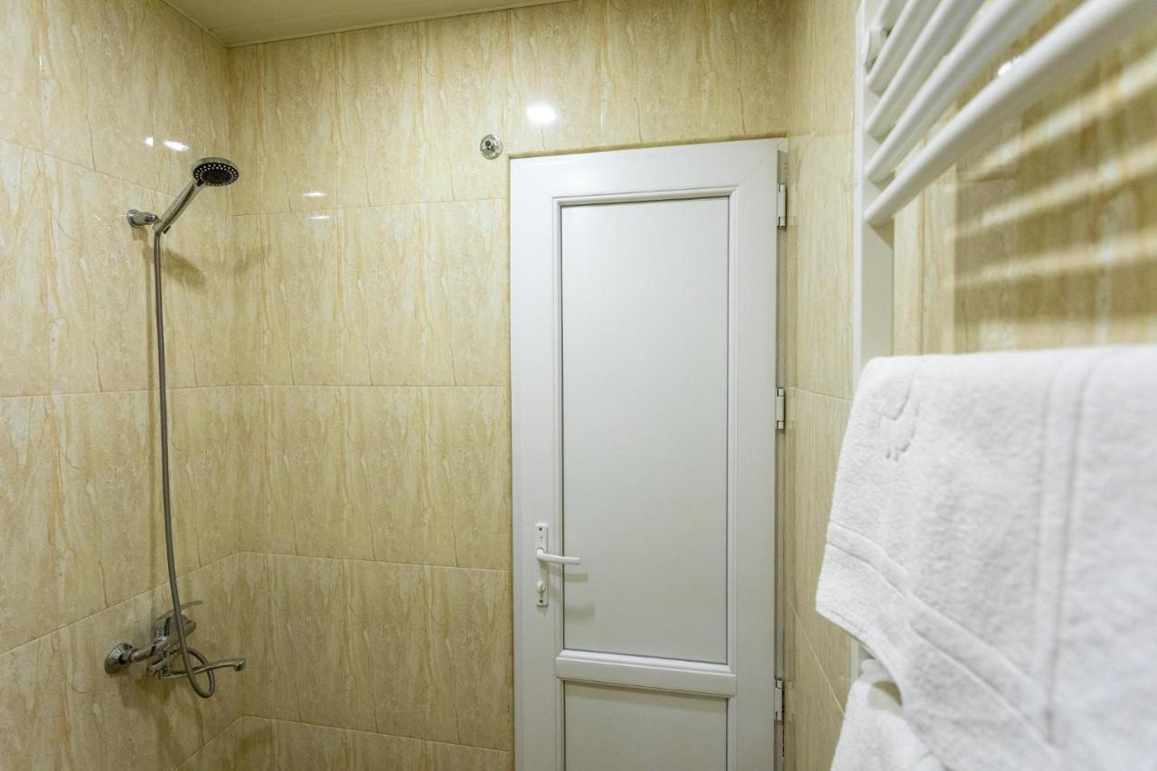 Hotel Phasis Кутаиси Екстериор снимка