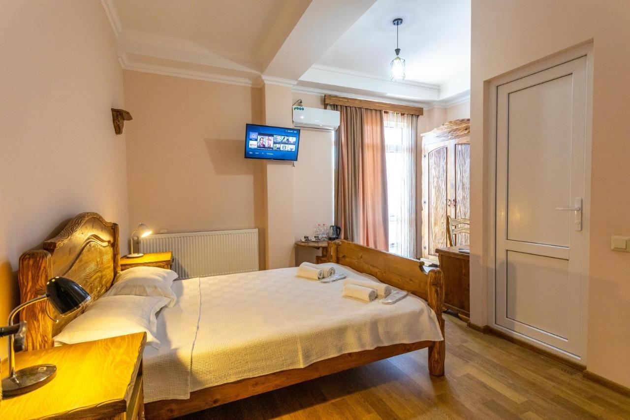 Hotel Phasis Кутаиси Екстериор снимка