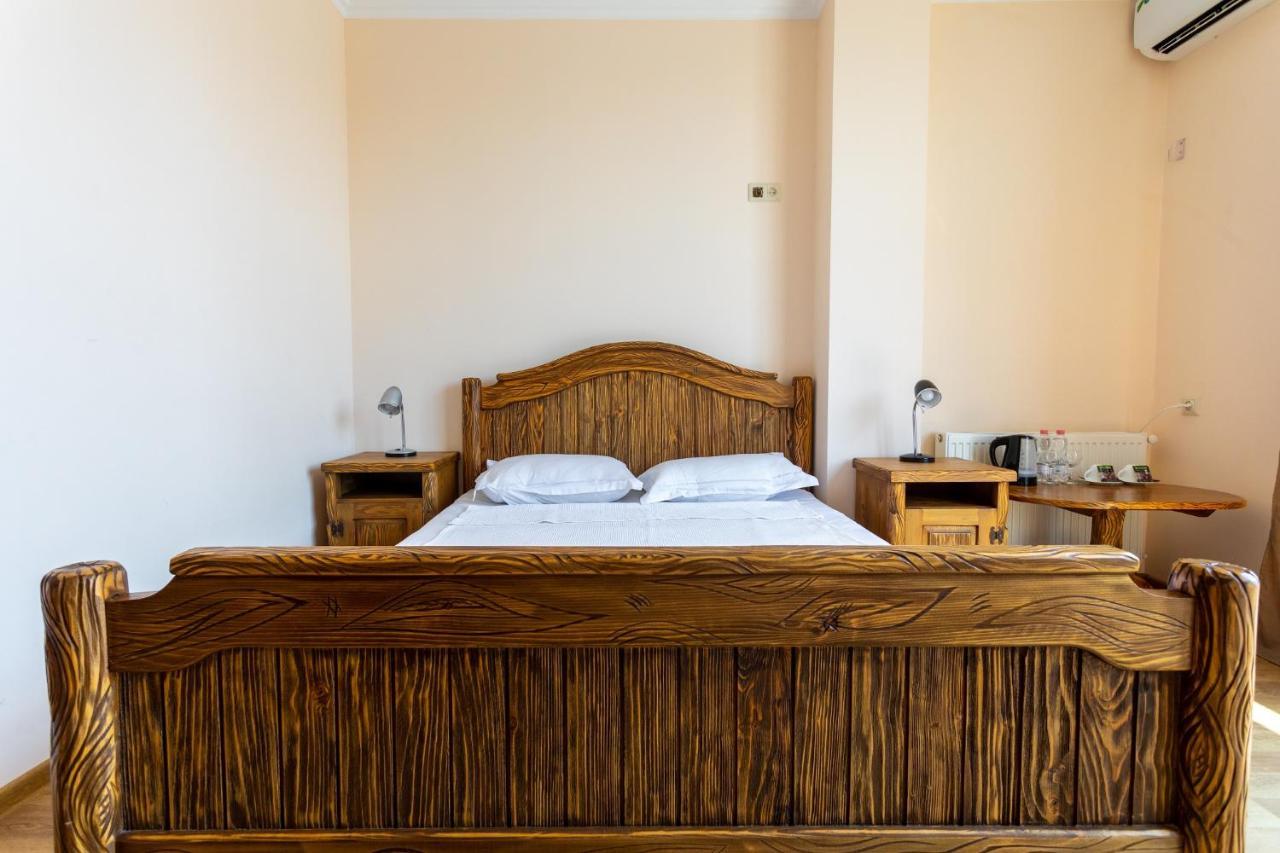 Hotel Phasis Кутаиси Екстериор снимка
