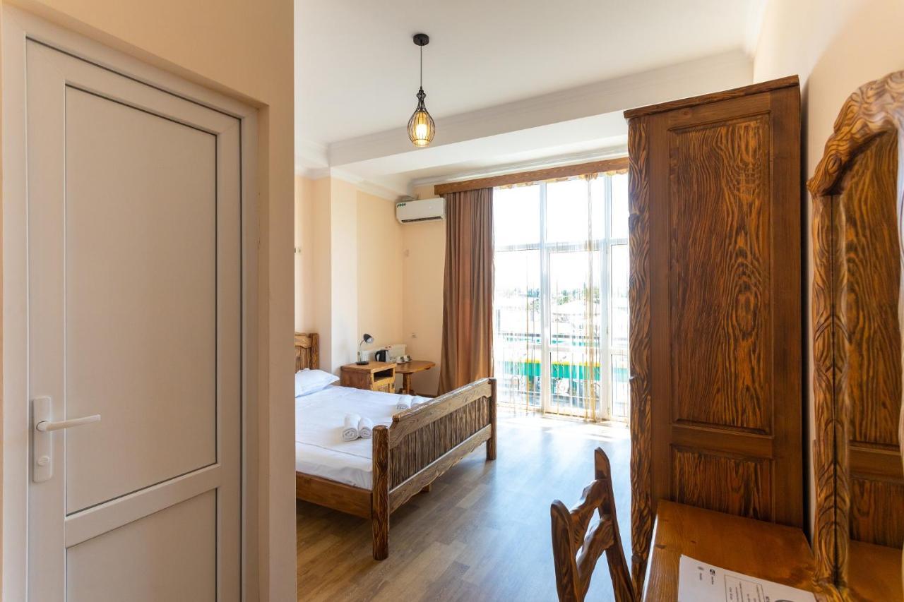 Hotel Phasis Кутаиси Екстериор снимка