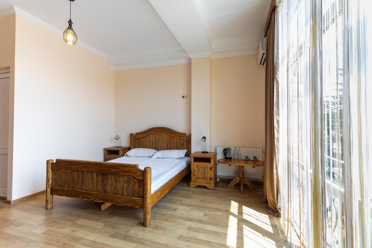 Hotel Phasis Кутаиси Екстериор снимка