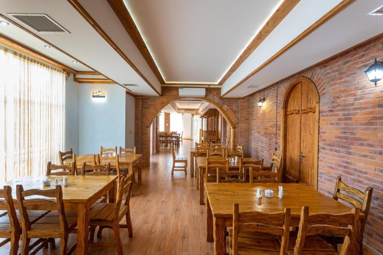 Hotel Phasis Кутаиси Екстериор снимка